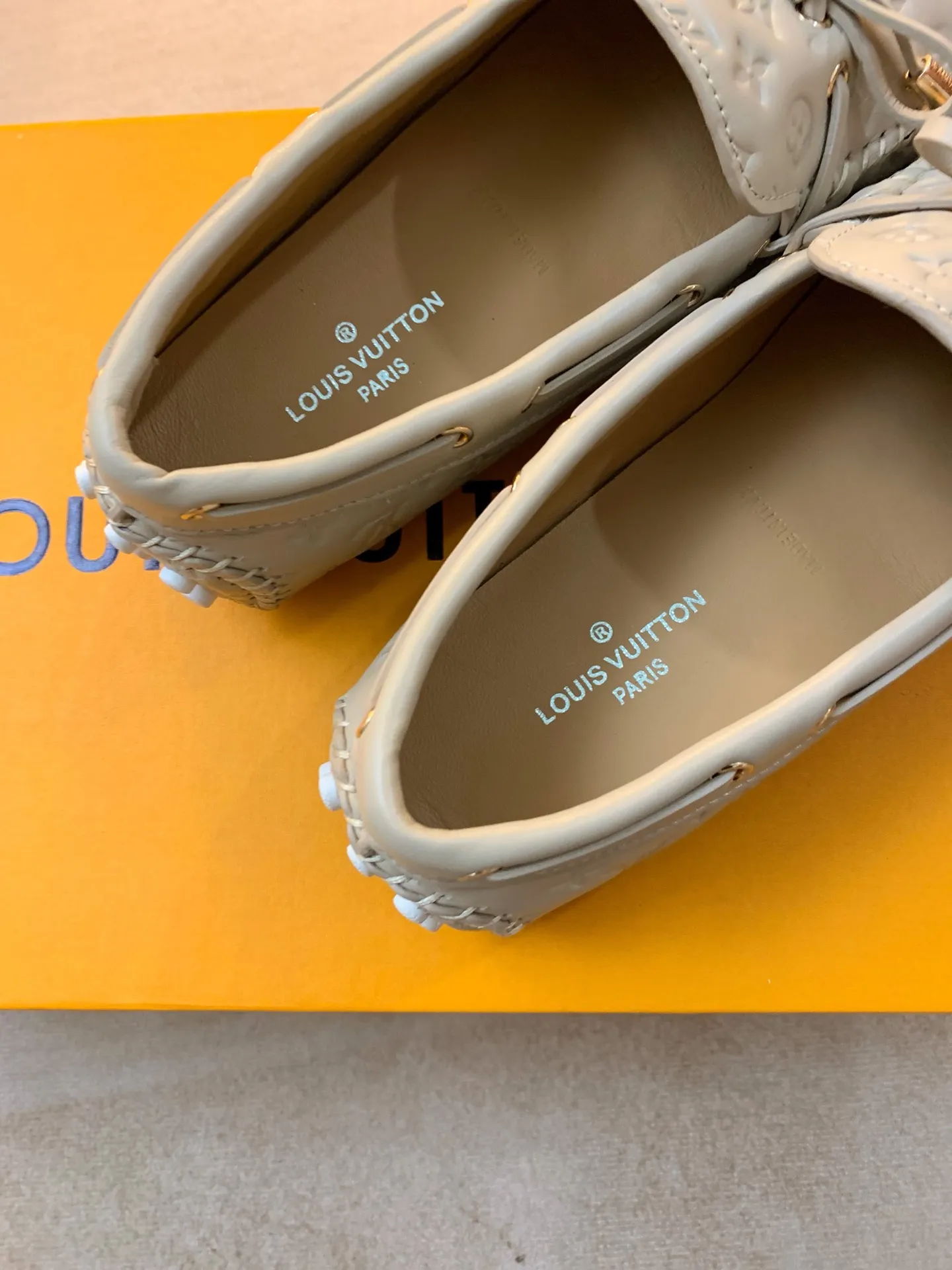 p460💰Couple model❤️🇫🇷 𝙇𝙤𝙪𝙞𝙨 𝙑𝙪𝙞𝙩𝙩𝙤𝙣 🇫🇷Louis Vuitton 2023 Classic𝓛𝓿 𝓣𝓻𝓪𝓲𝓷𝓮𝓻 Sports Series ➪➪➪¯ [Arizona Doudou Shoes Series] ▪️▪️▪️Arizona slip-on shoes are made of Monogram Eclipse canvas. Its hand-painted and dyed edges and hand-sewn uppers fully demonstrate Louis Vuitton's traditional shoemaking craftsmanship. This slip-on shoe is very lightweight. The integrated tongue and upper make it particularly comfortable and flexible. The soft outsole is equipped with rubber padding. Decorated with matching sash. Detailed features: ☑️Monogram Eclipse canvas ☑️Black Eclipse pattern ☑️Hand-painted shoe edges ☑️Hand-sewn uppers (each pair takes time to process) ☑️Integrated tongue and upper construction ☑️Outsole equipped with rubber lining ☑️size: 35_46